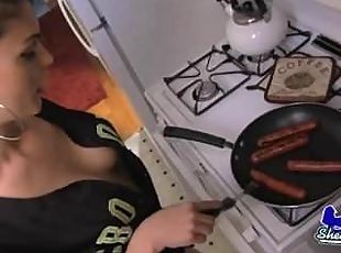 Domino Presley jerck off in the kitchen
