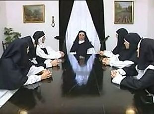 монахини