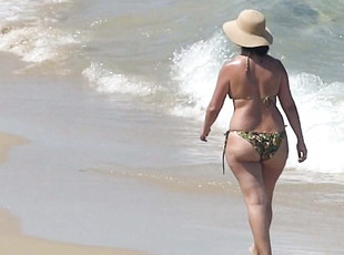 Mature with great ass on the beach