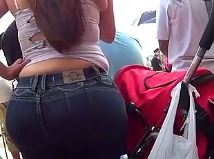 INSANE ASS IN JEANS