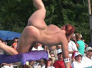Curvy redhead milf demonstrates her nude body in public