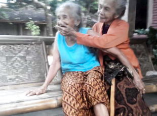 2 Very old grannies kissing